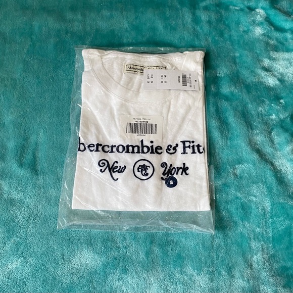 Abercrombie & Fitch Tops - Abercrombie & Fitch Women’s Cream Tee